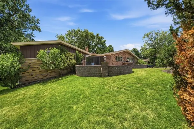 111 Doray Dr gallery image 15