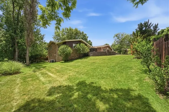 111 Doray Dr gallery image 23