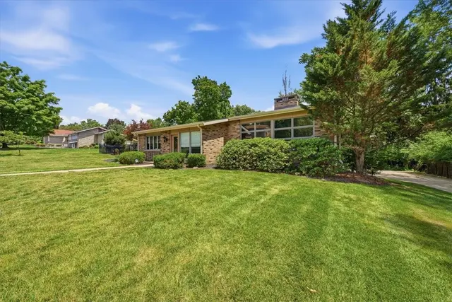 111 Doray Dr gallery image 40