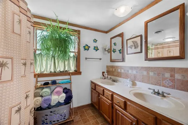 111 Hillcrest Dr gallery image 36