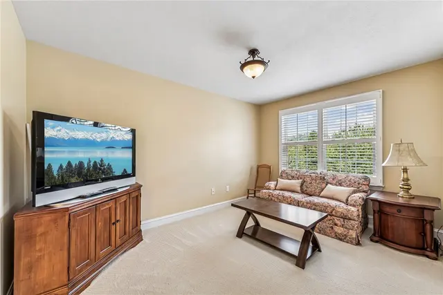 112 Redmond Ct gallery image 2