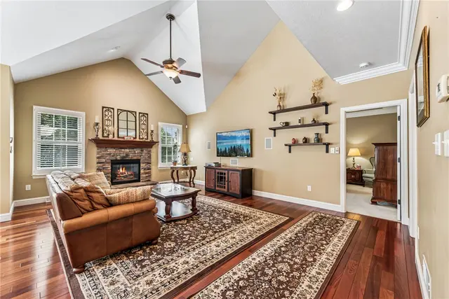 112 Redmond Ct gallery image 3