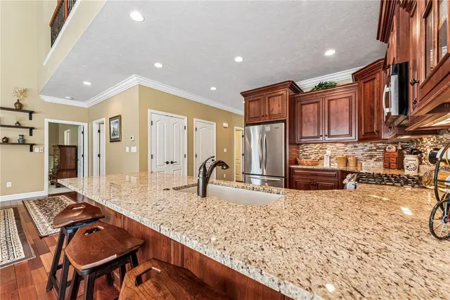 112 Redmond Ct gallery image 4