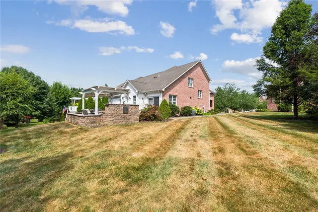 112 Redmond Ct gallery image 6