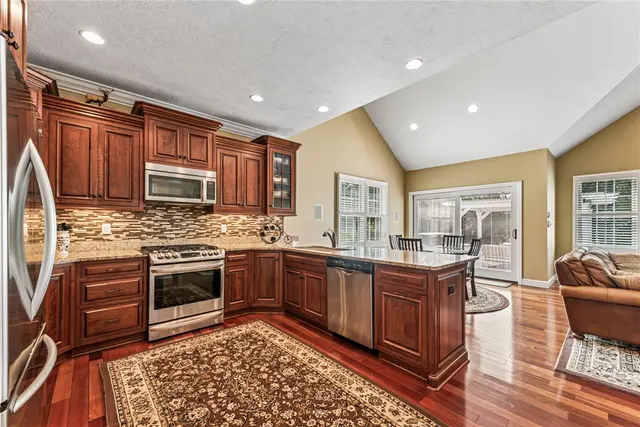 112 Redmond Ct gallery image 13