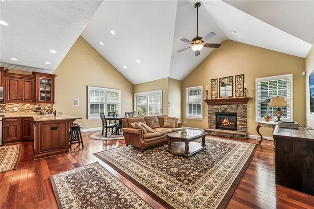 112 Redmond Ct gallery image 22
