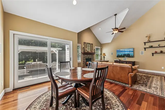 112 Redmond Ct gallery image 31