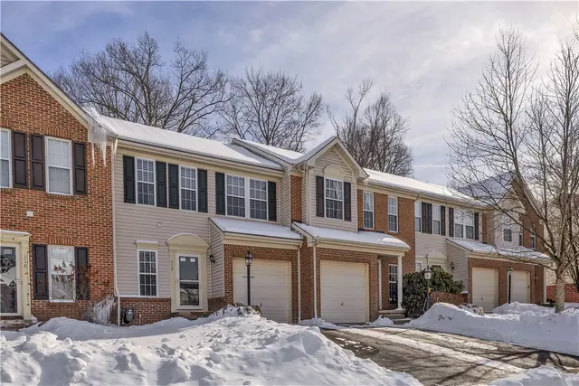 112 Southern Valley Ct gallery image 2