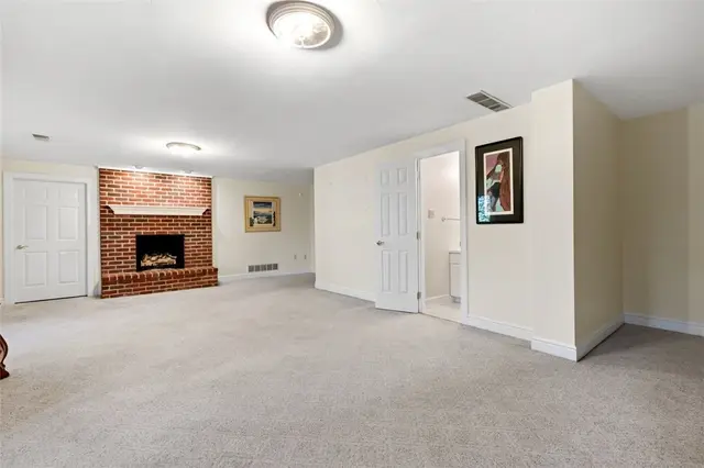 115 Lyndhurst Cir gallery image 2