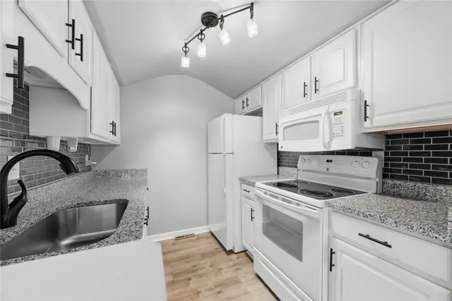 115 THORNBERRY DRIV gallery image 3