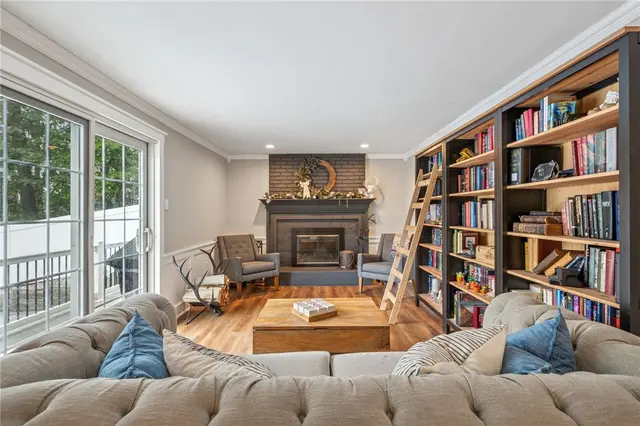 116 Colonial Dr gallery image 9