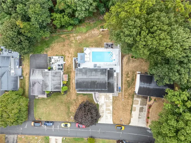 116 Colonial Dr gallery image 11