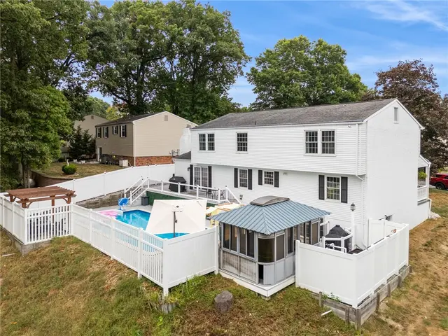 116 Colonial Dr gallery image 29