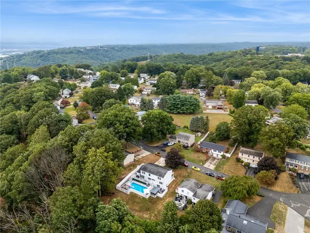 116 Colonial Dr gallery image 32