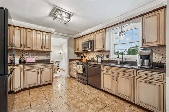 116 Colonial Dr gallery image 40