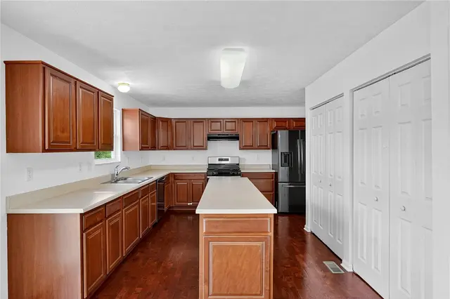 118 Tartan Rd gallery image 6