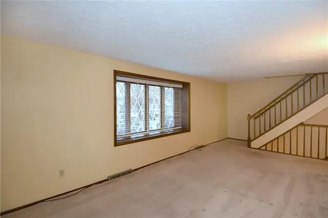 12 Oxford Ct gallery image 2
