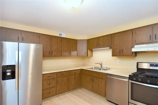 12 Oxford Ct gallery image 3