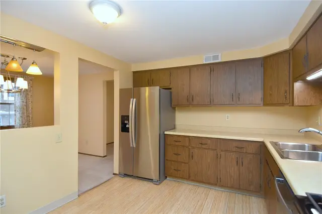 12 Oxford Ct gallery image 4