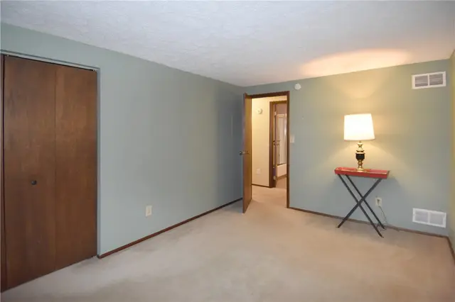 12 Oxford Ct gallery image 9