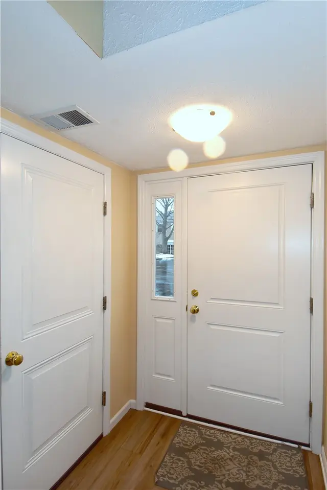12 Oxford Ct gallery image 13