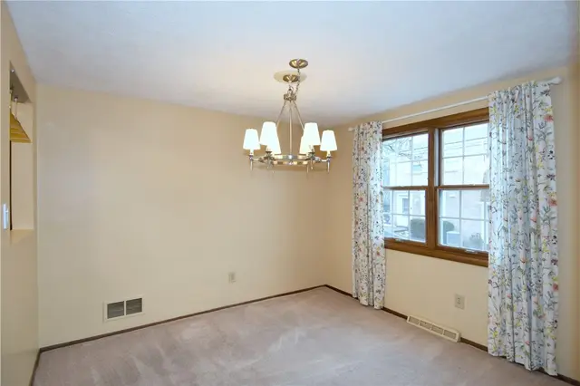 12 Oxford Ct gallery image 17