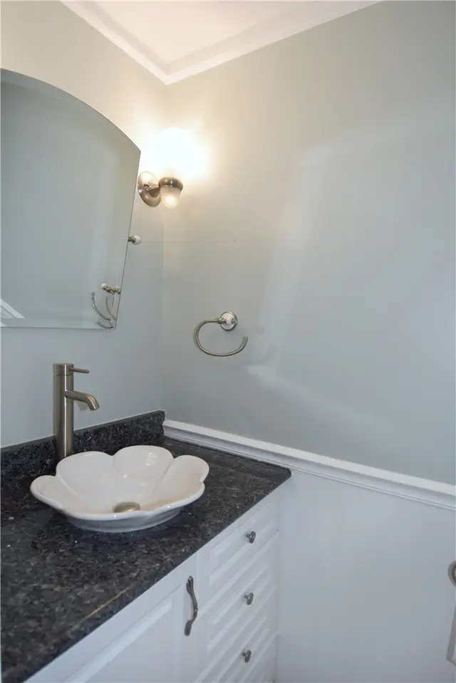 12 Oxford Ct gallery image 19
