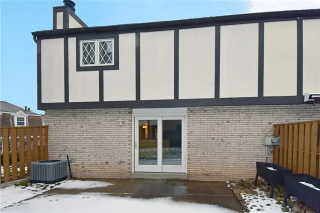 12 Oxford Ct gallery image 33