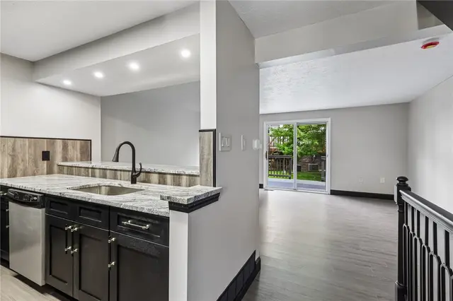 12 Pin Oak Ct gallery image 17
