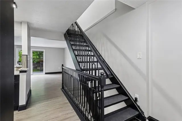 12 Pin Oak Ct gallery image 23