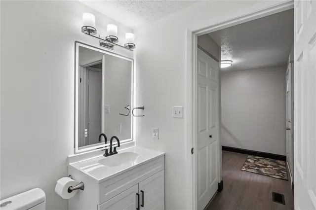12 Pin Oak Ct gallery image 28