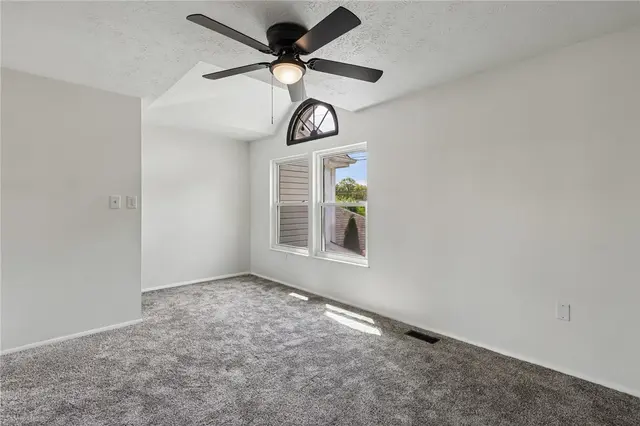 12 Pin Oak Ct gallery image 30
