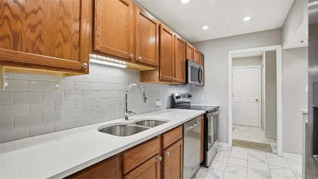 120 Linden Ct gallery image 8