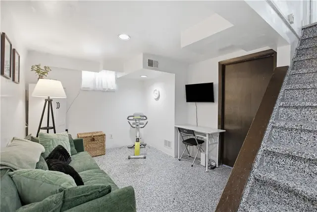 1200 Hazlett Rd gallery image 11