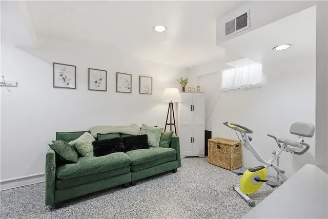 1200 Hazlett Rd gallery image 13
