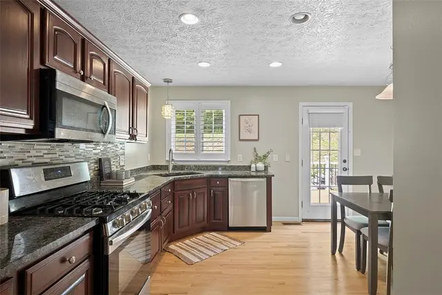 121 Bellefield Ct gallery image 20