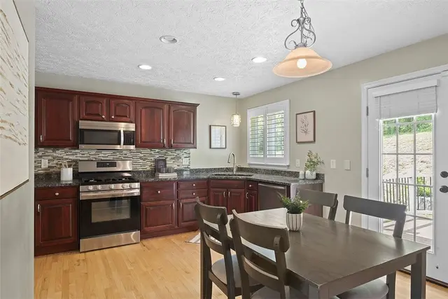 121 Bellefield Ct gallery image 37