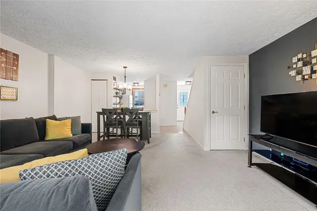 121 Forest Dr gallery image 2