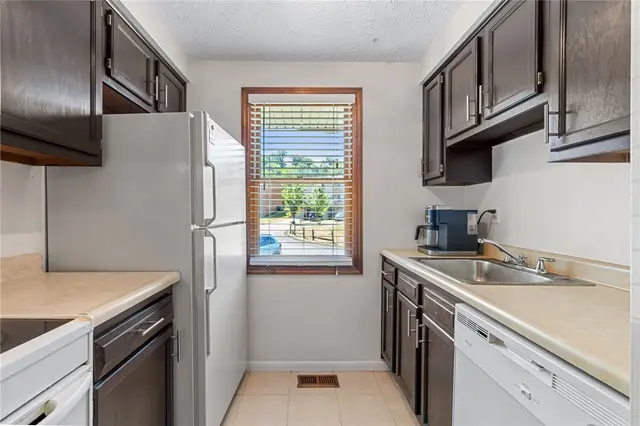 121 Forest Dr gallery image 9