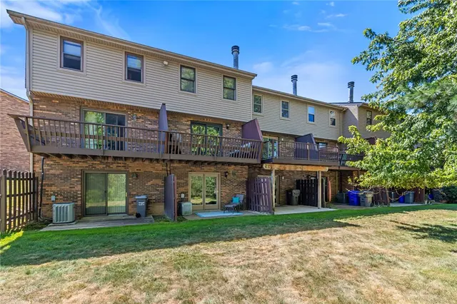 121 Forest Dr gallery image 16