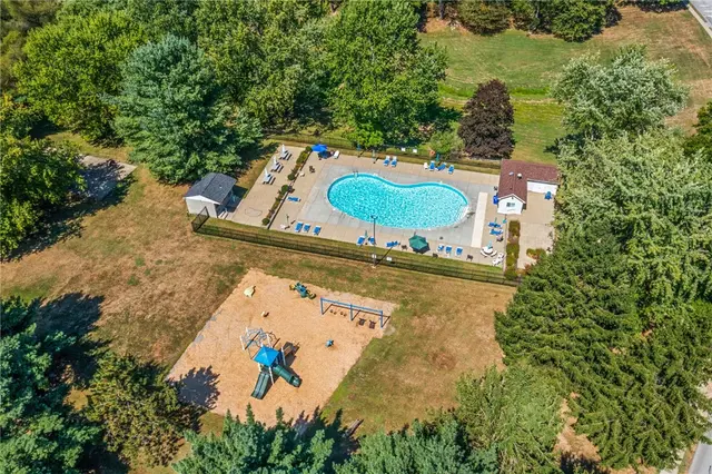 121 Forest Dr gallery image 22