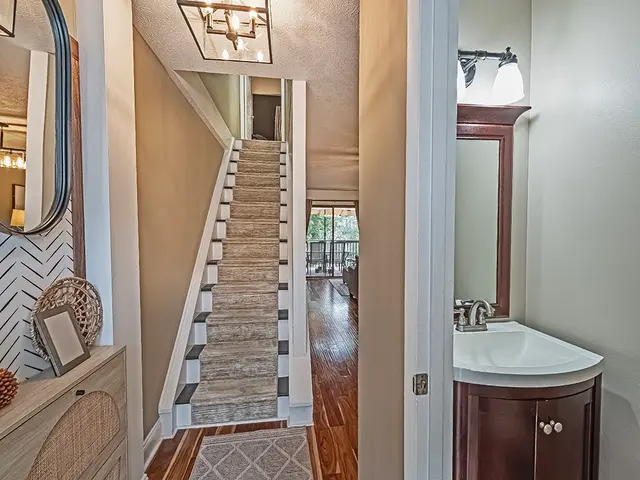 121 Hillvue Drive gallery image 21