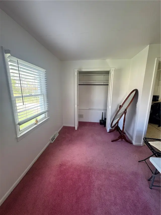 121 Oak Rd gallery image 5