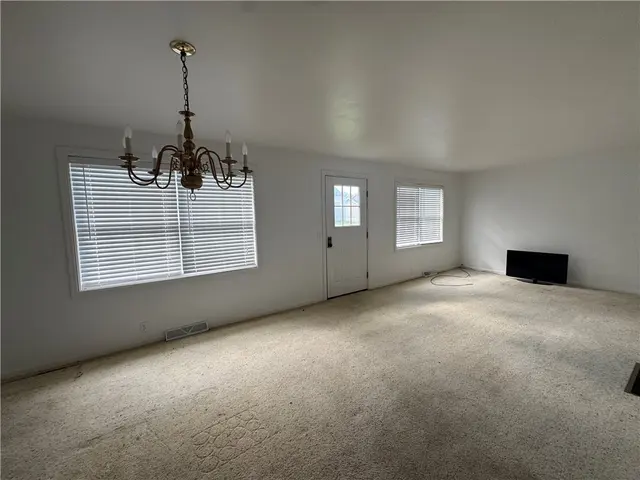 121 Oak Rd gallery image 8