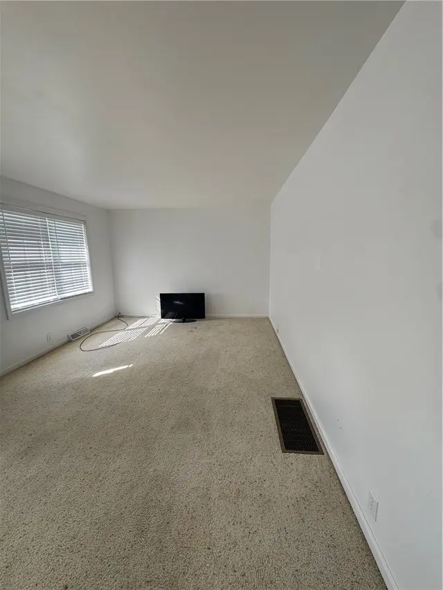 121 Oak Rd gallery image 16