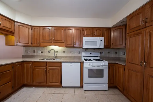 121 STEEPLECHASE CIRCLE gallery image 3
