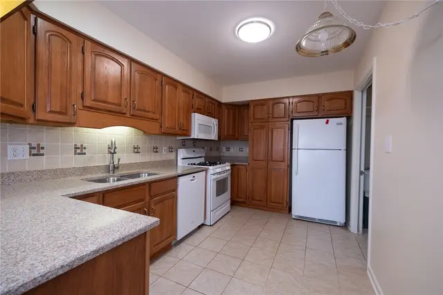 121 STEEPLECHASE CIRCLE gallery image 7