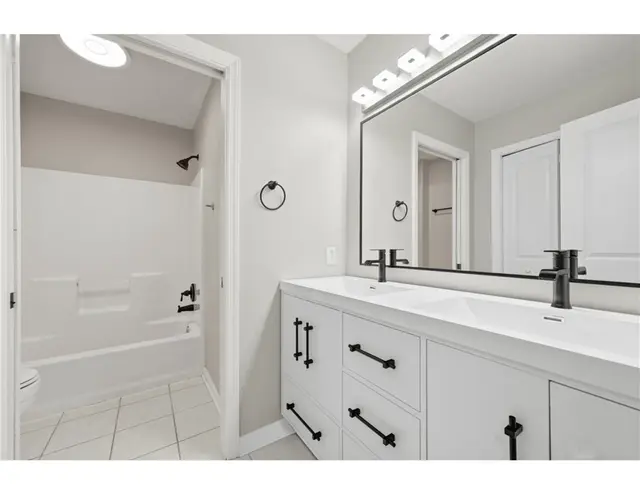 122 Oakhaven Drive gallery image 40