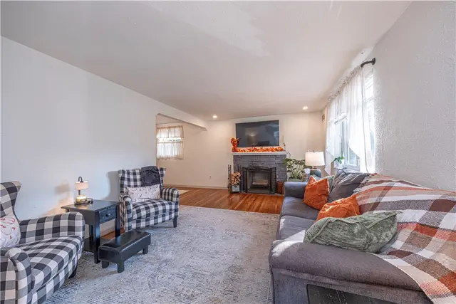 122 Park Pl gallery image 8