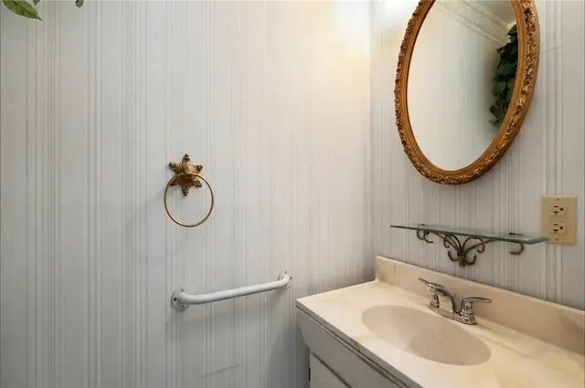 1238 Regency Dr gallery image 15